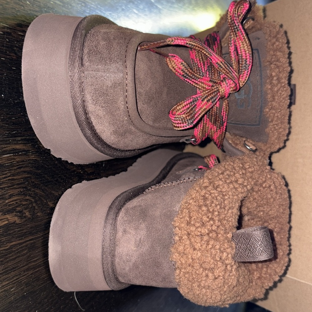 Ugg brown suede lace up platform boots, shearling lined - Picture 4 of 7